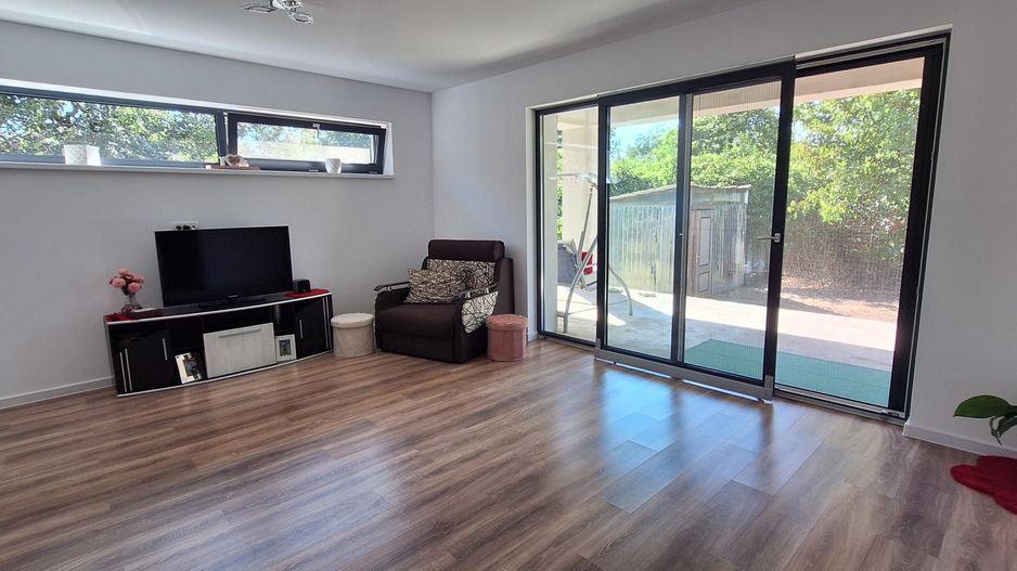 Casa individuala parter cu garaj - Dumbravita - Poză 3