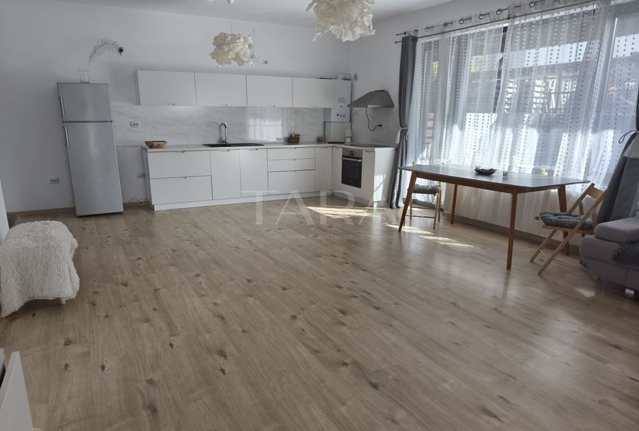 Casă spațioasă, renovată complet, într-o zonă liniștită - Poză 5