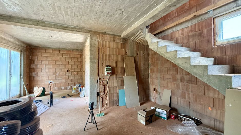 PROIECT DEOSEBIT CU GARAJ- LA ROSU - Poză 1