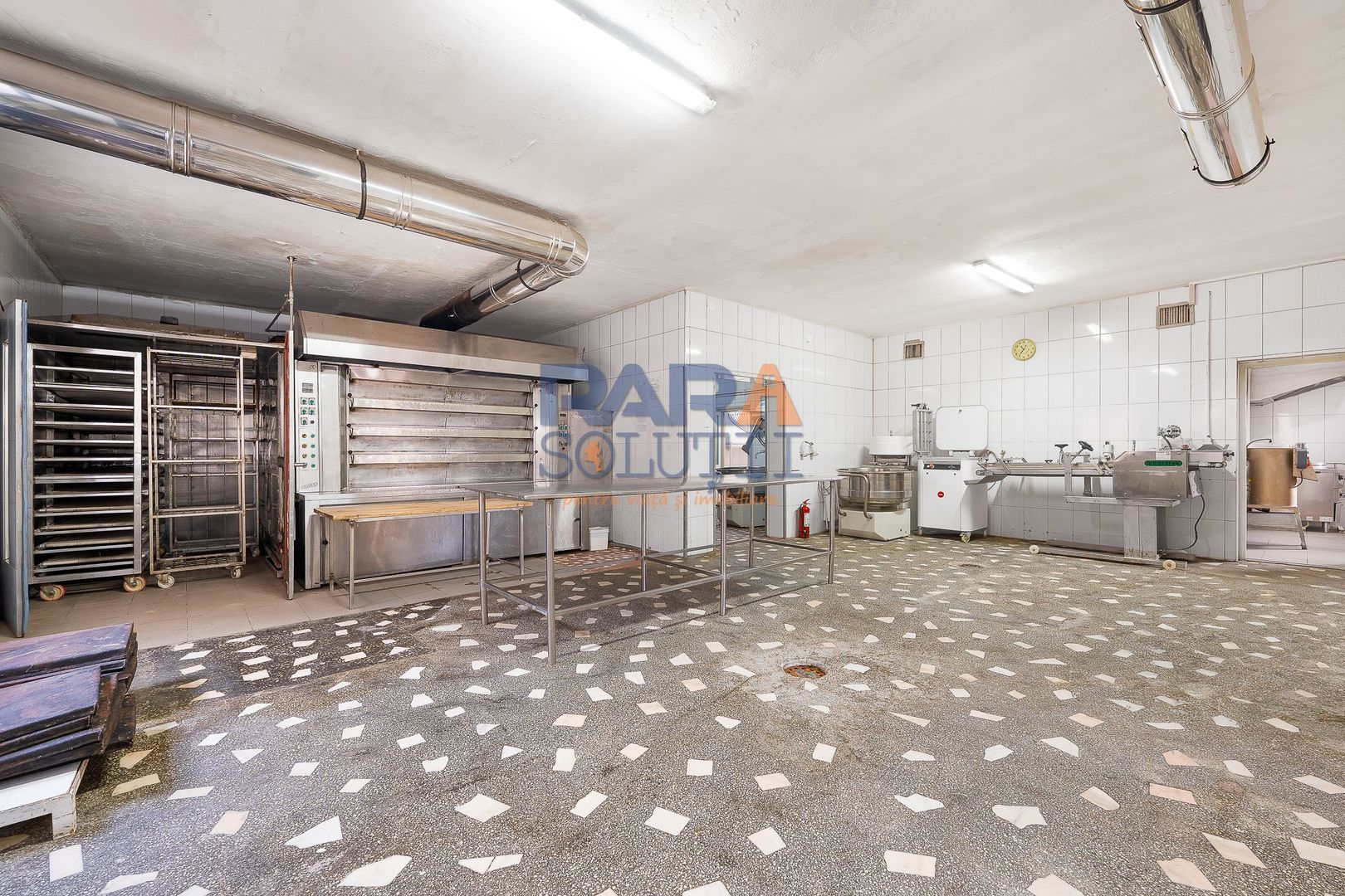 Spațiu de producție cu dotări complete: brutărie, patiserie și magazin - Poză 8