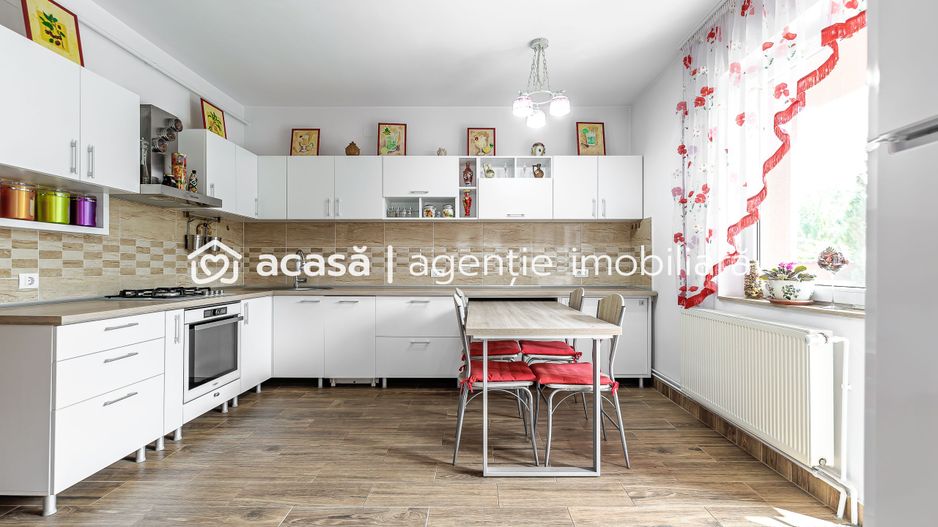 Casă generoasă cu două apartamente în Bujac - Poză 3