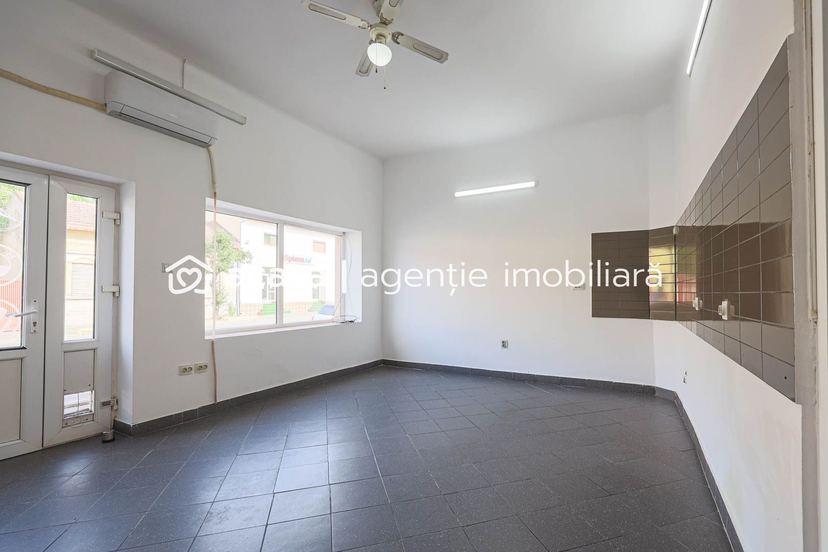 Locație excelentă: Spațiu comercial  Reprezentanță sau Închiriere. - Poză 3