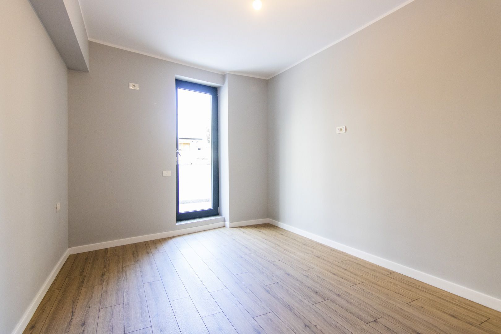 SPATIU COMERCIAL 100MP + 17 TERASA - 2 LOCURI DE PARCARE, BOXA INCLUSA 9MP - Poză 1