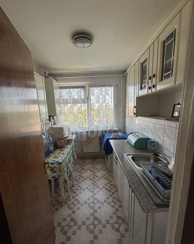 Apartament 3 camere. Centrala proprie. Bld. Brancoveanu. Zona Covasna. - Poză 2