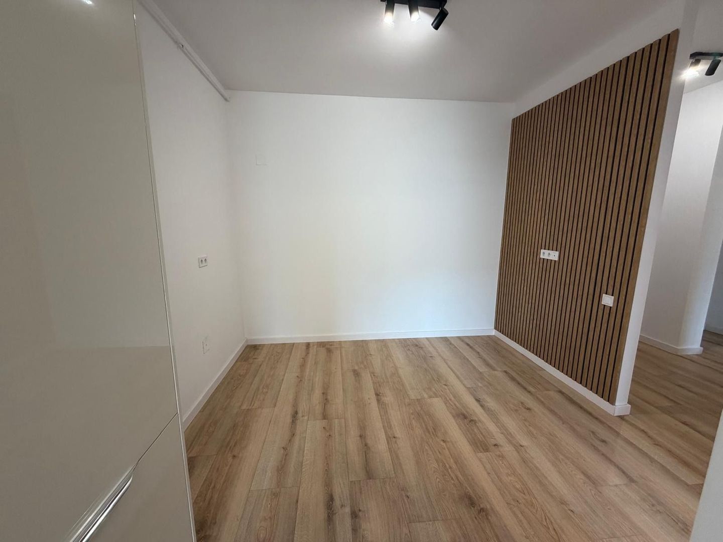 Apartament 3 camere,  parțial mobilat. Zona Eroilor Florești - Poză 3