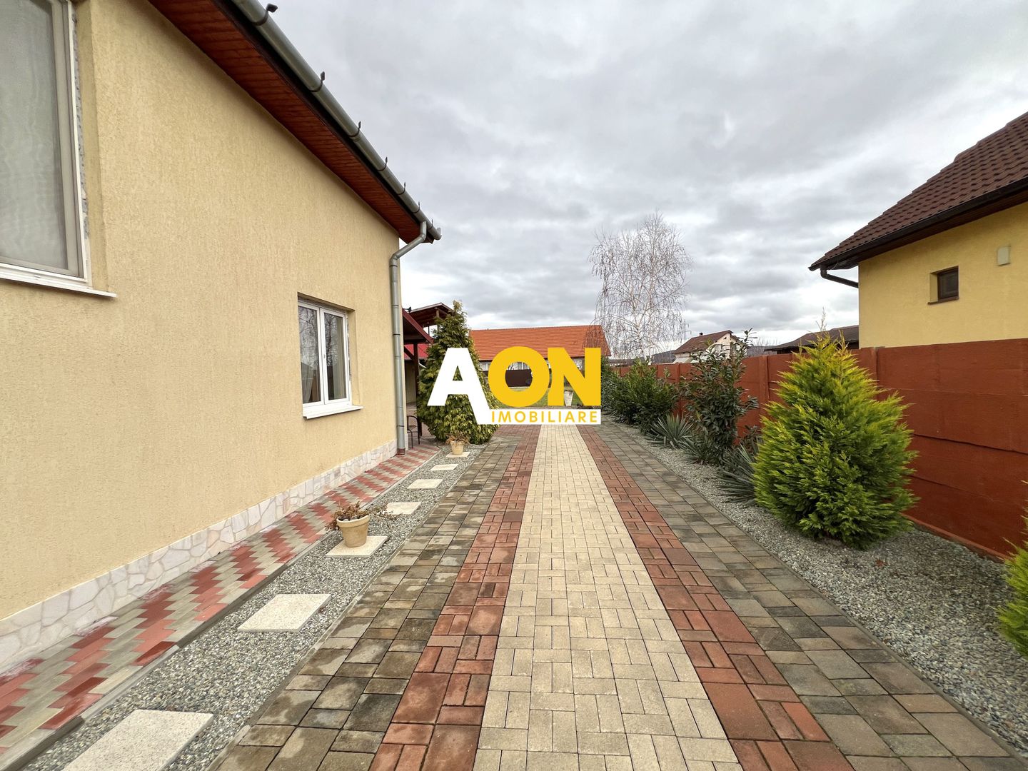 Casa de vanzare - 5 Camere, 2 Bai,  Garaj, 1000mp Teren - Poză 2