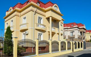 VILA DE LUX CU 6 DORMITOARE SI PISCINA + 800 MP CURTE LA INCHIRIRE - Poză 1