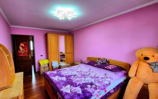 Cauți o casă mare sau spațiu pentru business? Aici le ai pe ambele! - Poză 9