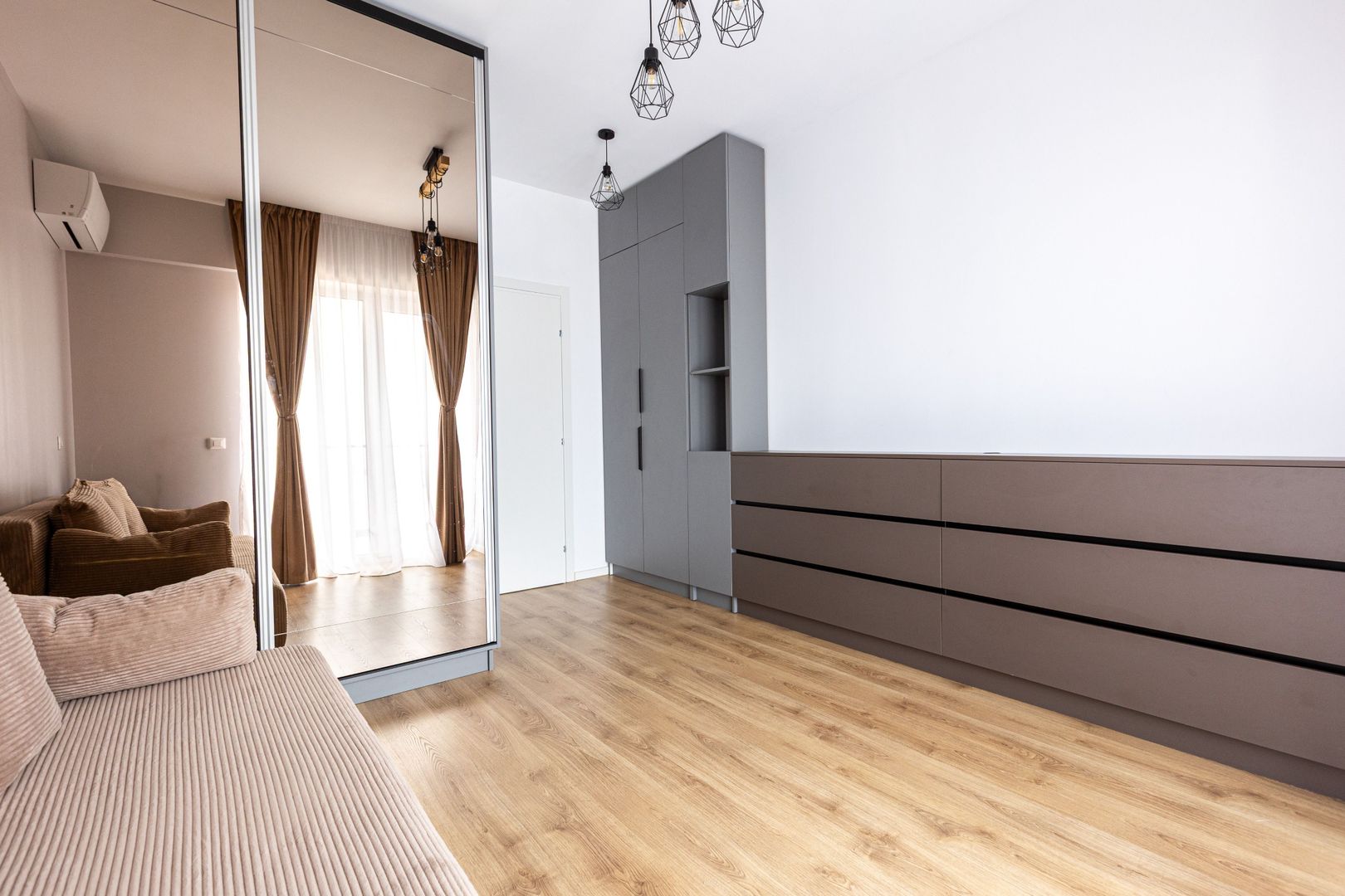 De Inchiriat Apartament 3 Camere de Lux, pe 2 Nivele, Sebastian sect.5 - Poză 12