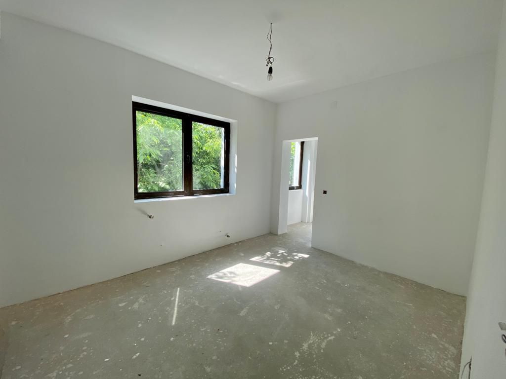 Refugiu Urban cu Eleganță Clasică – Vilă Renovată în Inima Primăverii - Poză 9