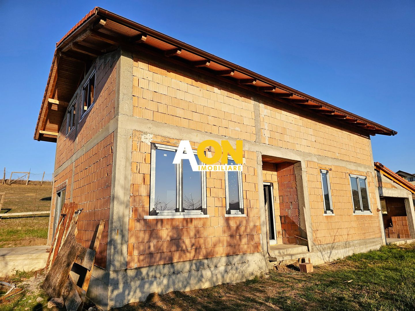 Casa la rosu, 5 camere, garaj, 479 mp teren, com. Ciugud - Poză 2
