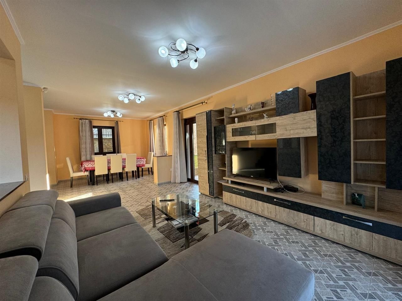 Rezidenta distincta, design arhitectural rafinat, priveliste minunata in Corunca - Poză 1