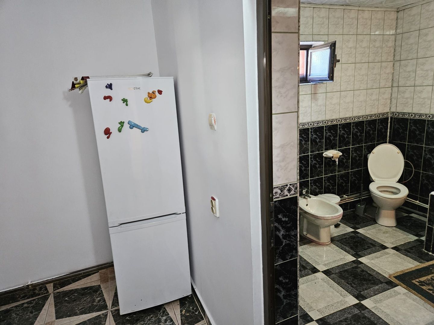 Casă de vânzare în Golești – locație excelentă lângă muzeu - Poză 9