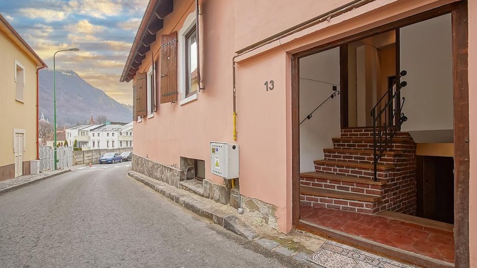 Închiriez casă în Centrul Brasovului/ curte privata - Poză 5