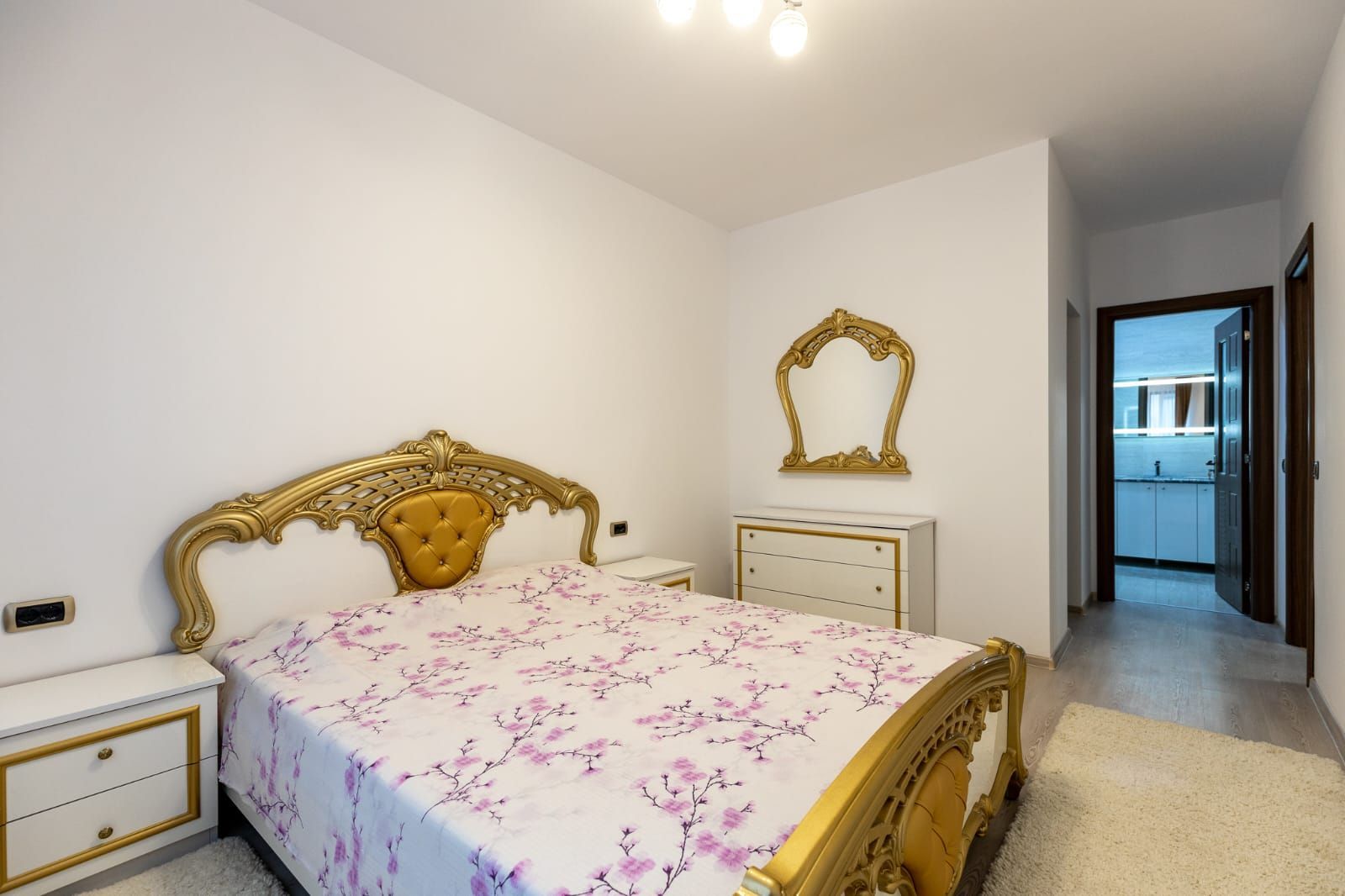 Coresi-Isaran apartament foarte spatios, 2 bai - Poză 5