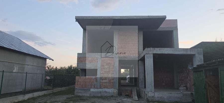 Vila la roșu  Strejnicu I SU 520 mp, teren 1.585 mp I - Poză 1