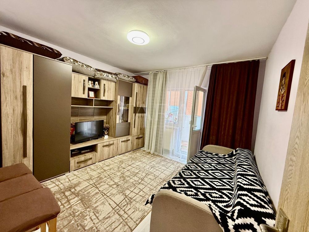 Apartament cu 4 camere, garaj și boxă în zona centrală Florești. - Poză 1