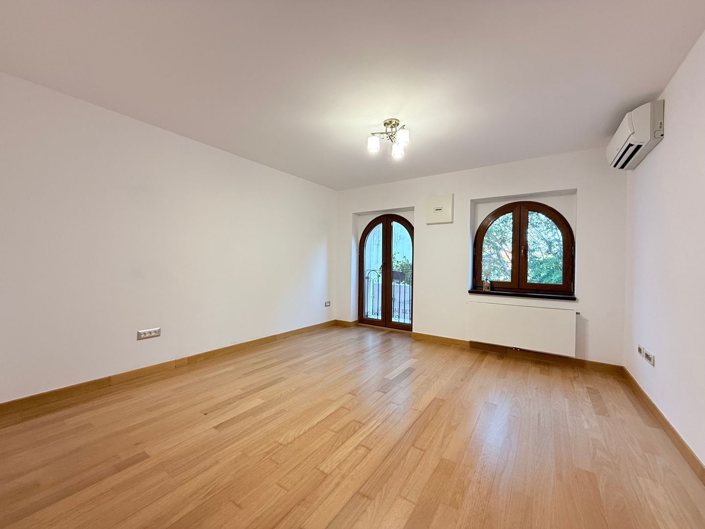 Vilă elegantă cu teren de aproximativ 1.000 mp - Poză 14