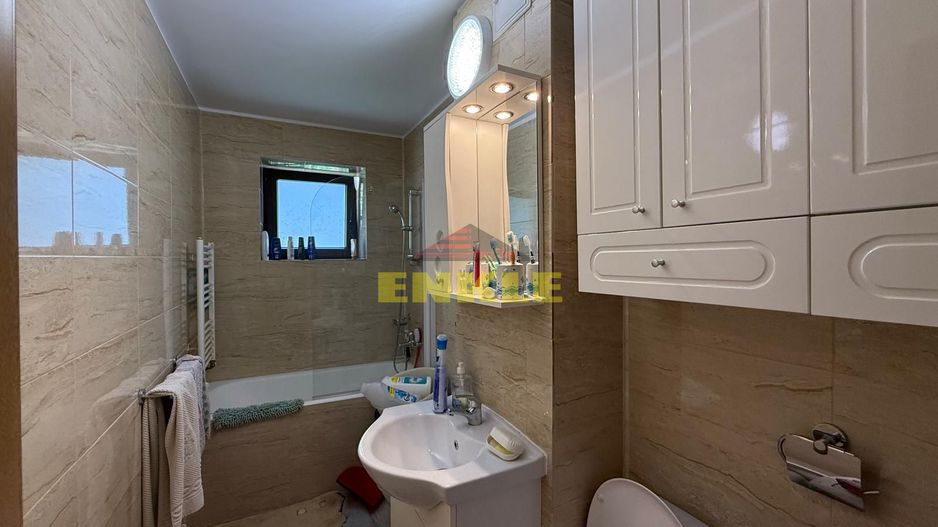 De vânzare apartament cu  3 camere, decomandat, zona Primaverii - Poză 3