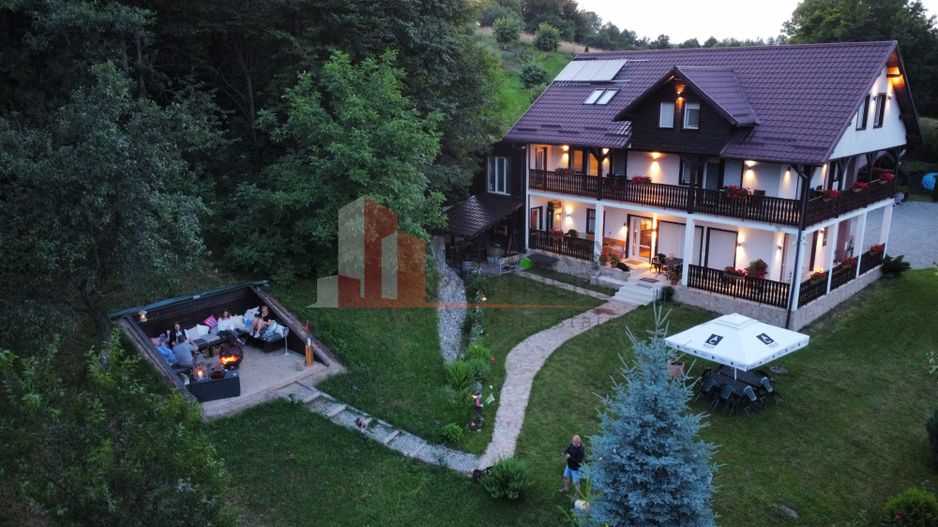 Vilă 340 mp Bran | Teren 5500 mp | 6 dormitoare cu băi proprii - Poză 1