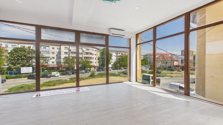 Spațiu comercial renovat, vitrină 8 m, Etaj 1 - Poză 1