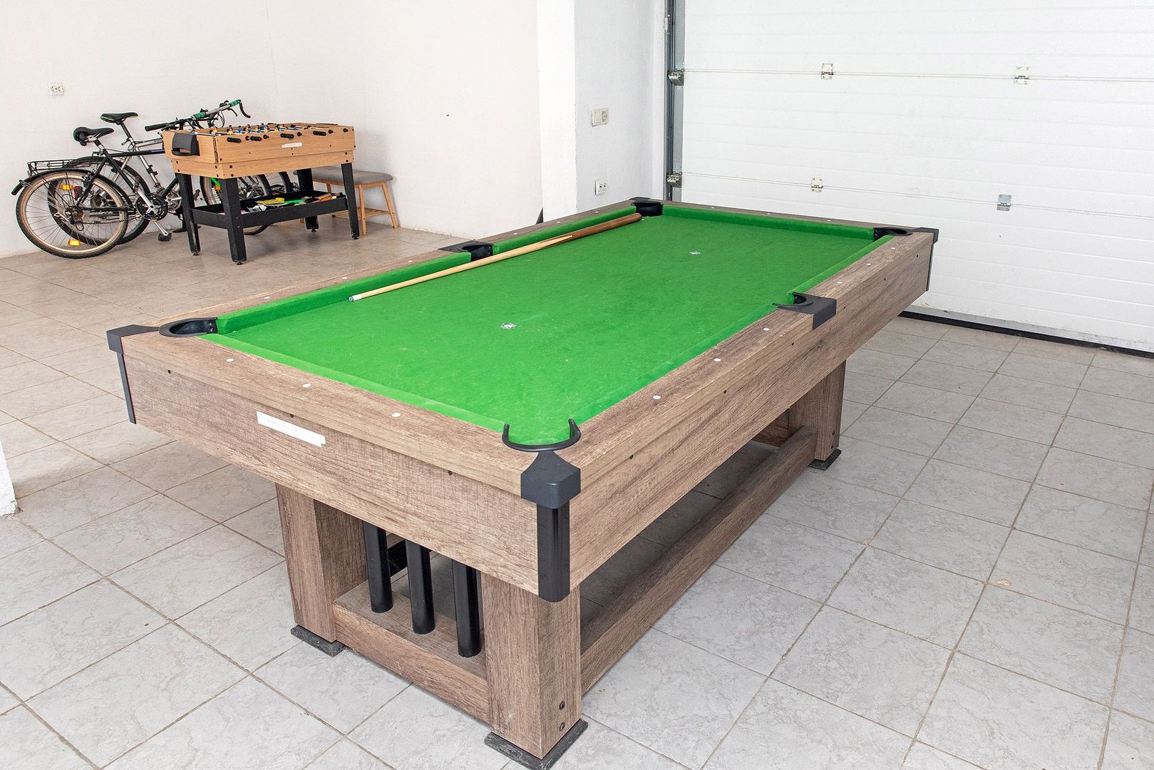 Vilă cu 5 dormitoare, 4 băi, 2 248mp teren, piscină. Preț: 229 000 Eur - Poză 40