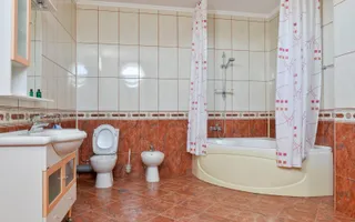 VILA DE LUX CU 6 DORMITOARE SI PISCINA + 800 MP CURTE LA INCHIRIRE - Poză 16