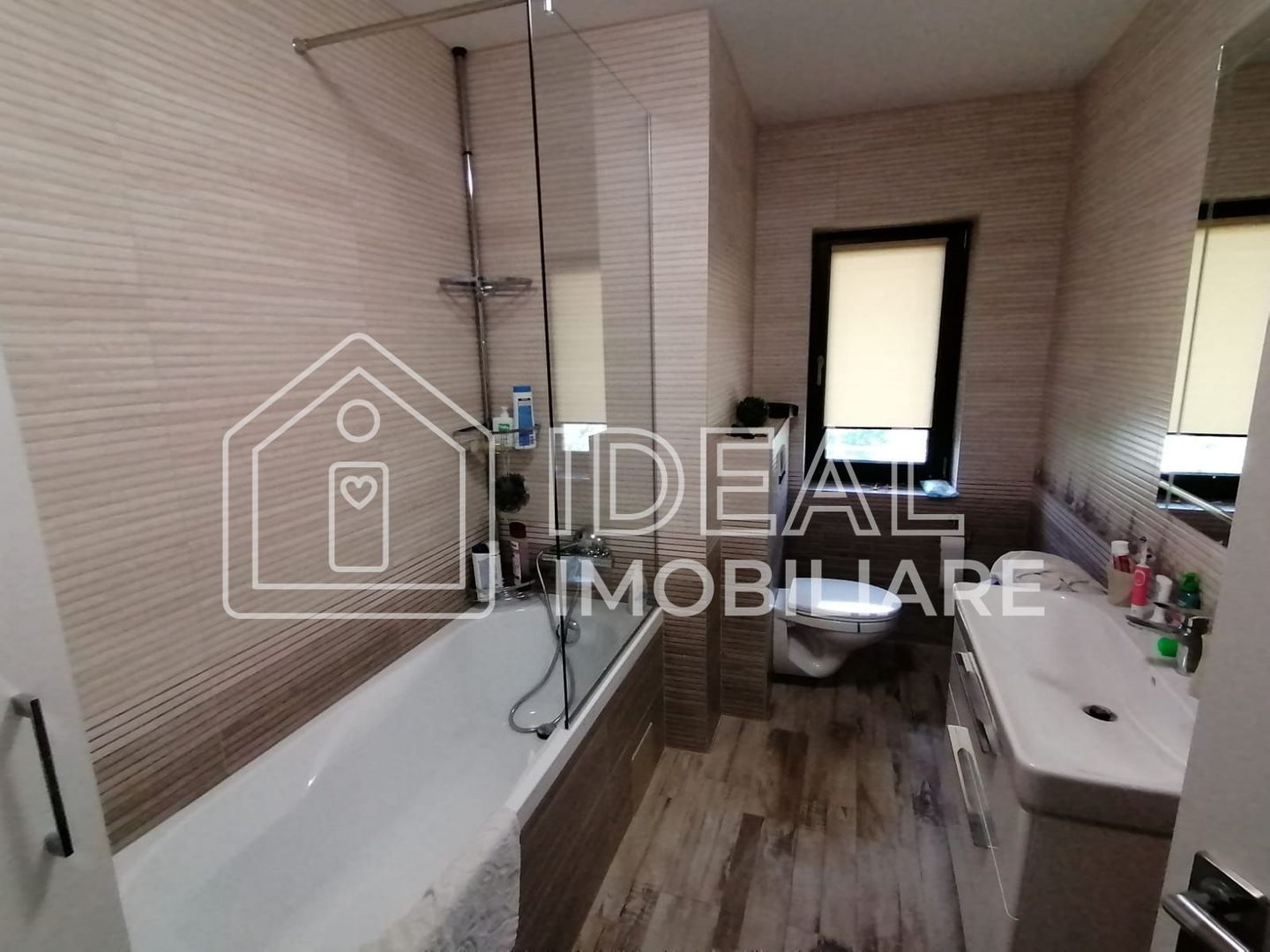 Casa moderna cu 4 camere, La  CHEIE in Poplaca - Poză 12