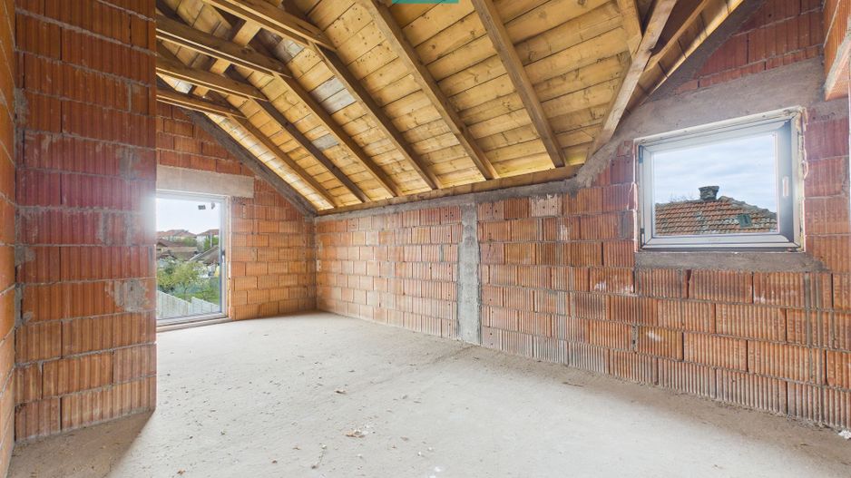 Casă la roșu cu piscină-Pârneava-767 mp teren - Poză 6