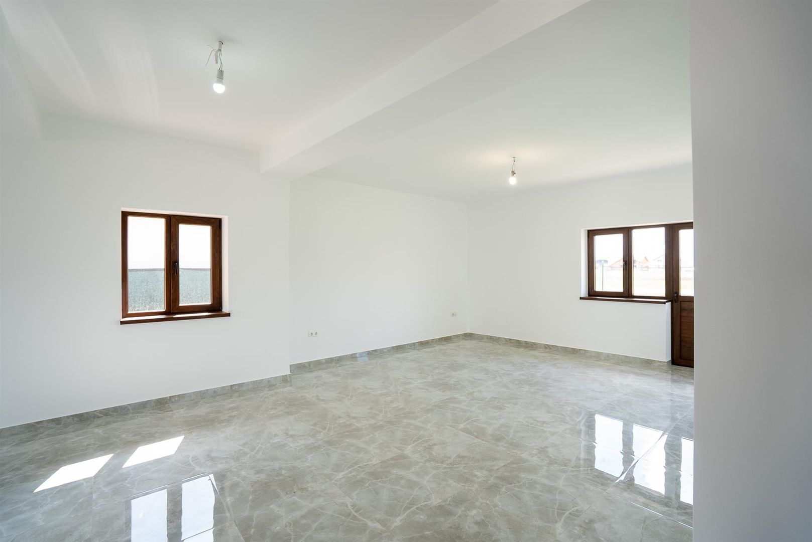 Casa la cheie Nojorid 3 dormitoare 2 bai - Poză 2