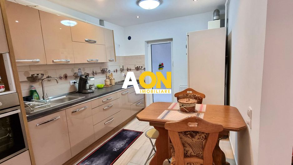 De vanzare apartament 3 camere, Cetate - Poză 2