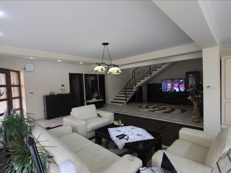 Casă / Vilă cu 6 camere de vânzare în zona Mehala - Poză 1