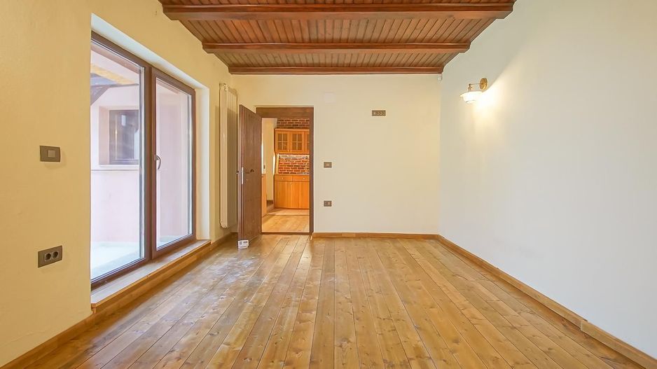 Casa de vanzare in centrul Brasovului - curte privata si pivnita - Poză 1