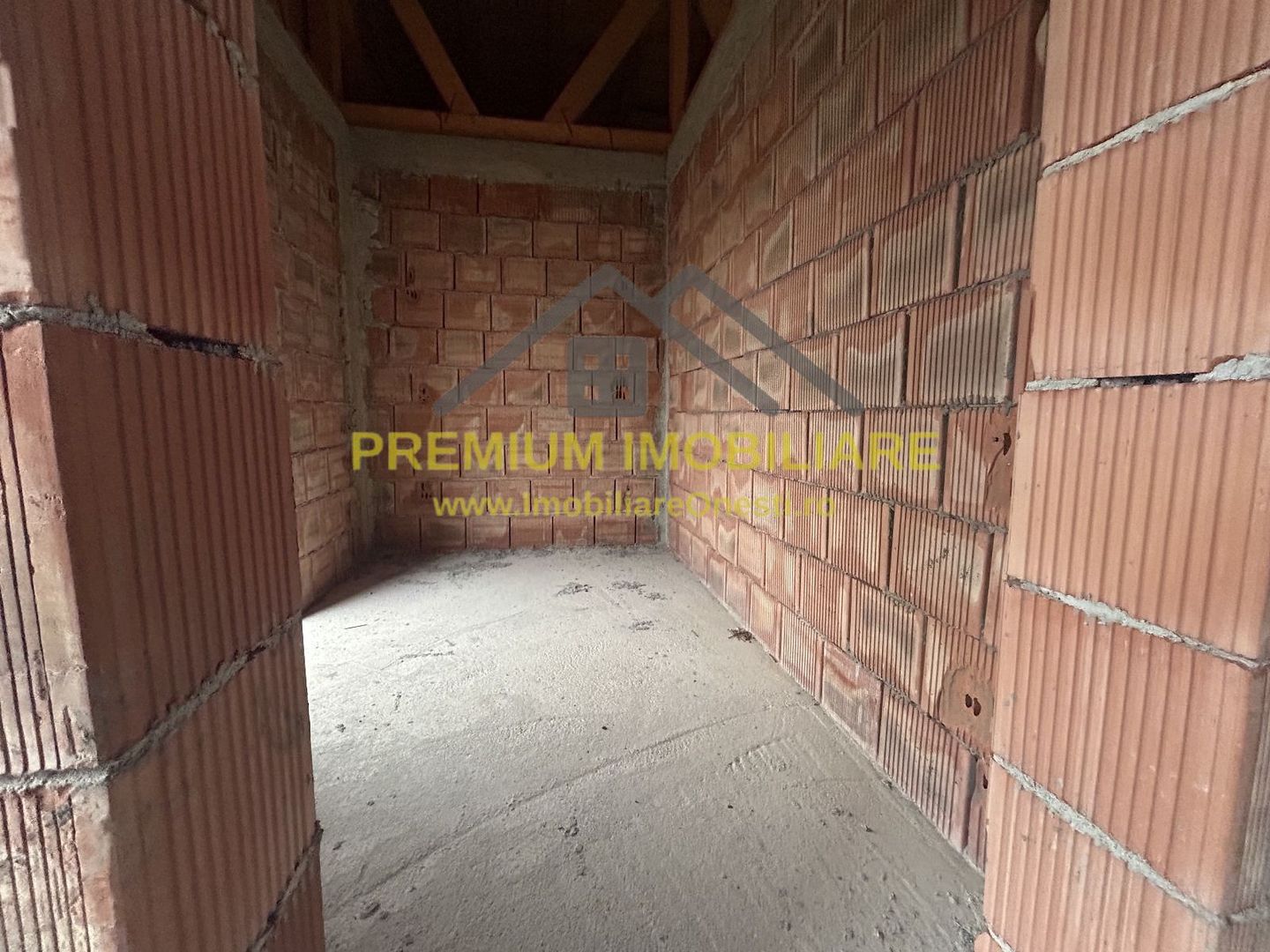 Casa la rosu de vanzare in Onesti - Poză 5