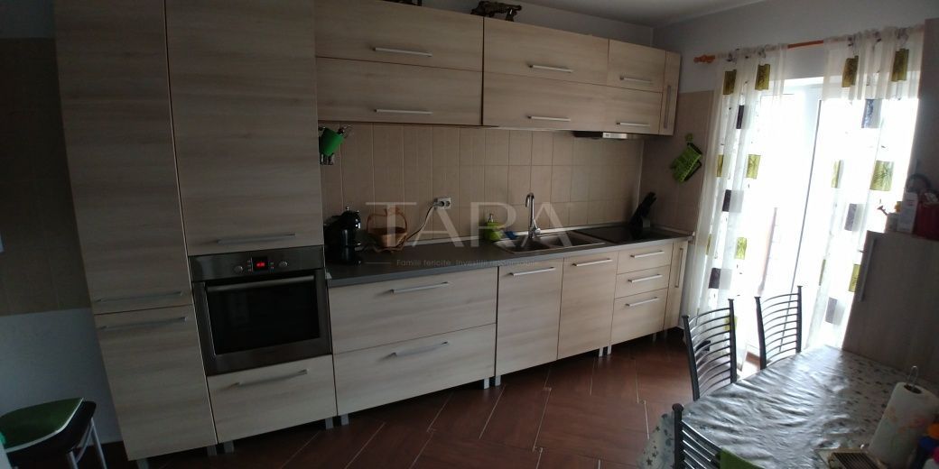 Apartament pe două niveluri cu garaj și parcare. - Poză 2