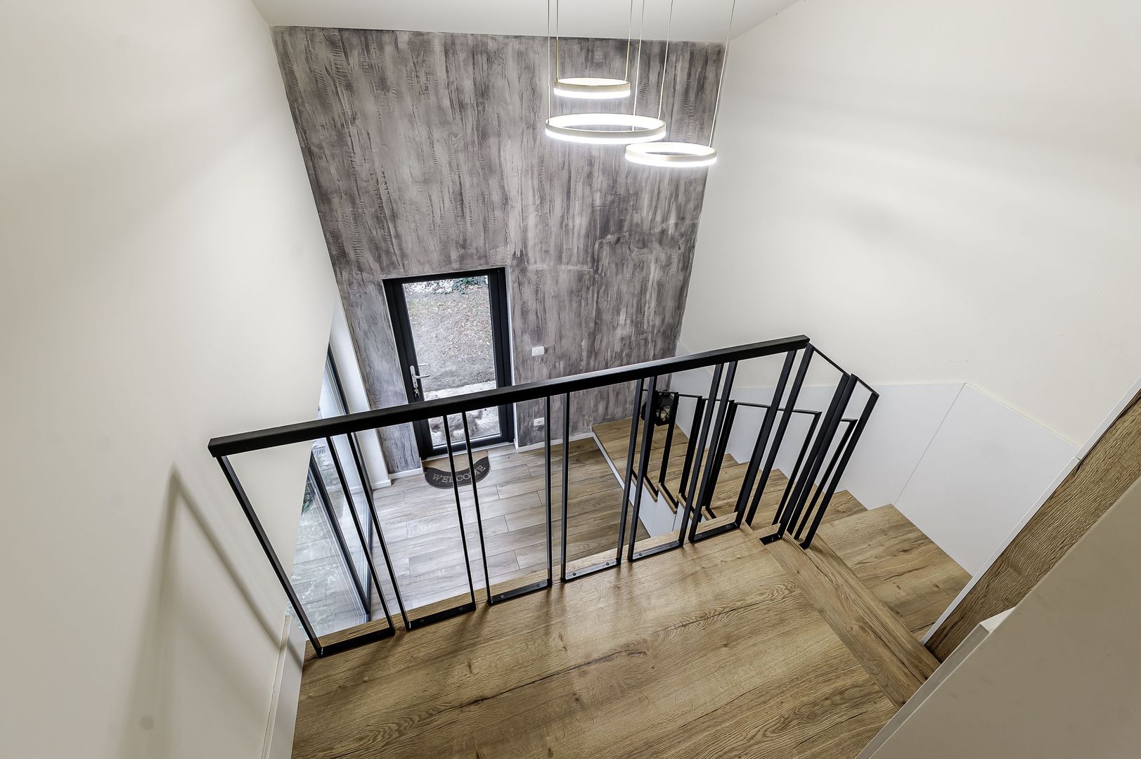 Apartament tip casa, cu gradina proprie, in zona centrala a Aradului - Poză 3