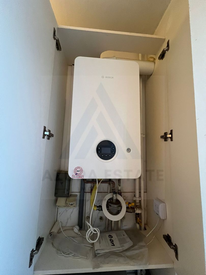 Apartament 2 camere bucatarie inchisa etaj 1 baie cu geam in Strand - Poză 3