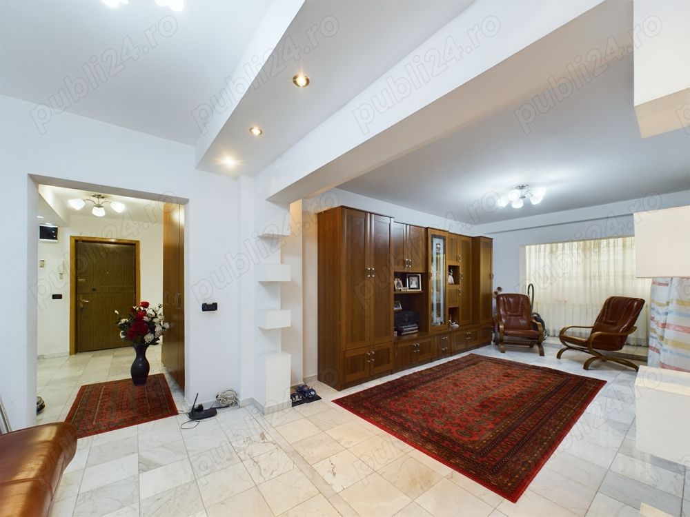 Vand Apartament spatios cu 4 camere de vanzare pe Bdul Decebal - Poză 9