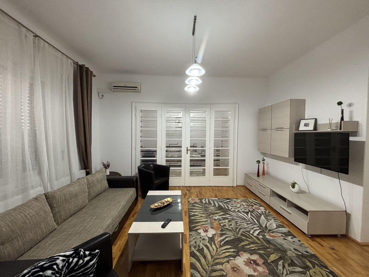 Vilă de închiriat zona Parvan - Poză 1