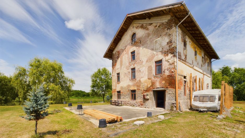 Moară istorică cu teren și luciu de apă în Aldești - Poză 2