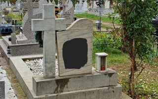 Loc de veci în Cimitirul Eternitatea, Iași – Criptă două nivele, monument din marmură - Poză 1