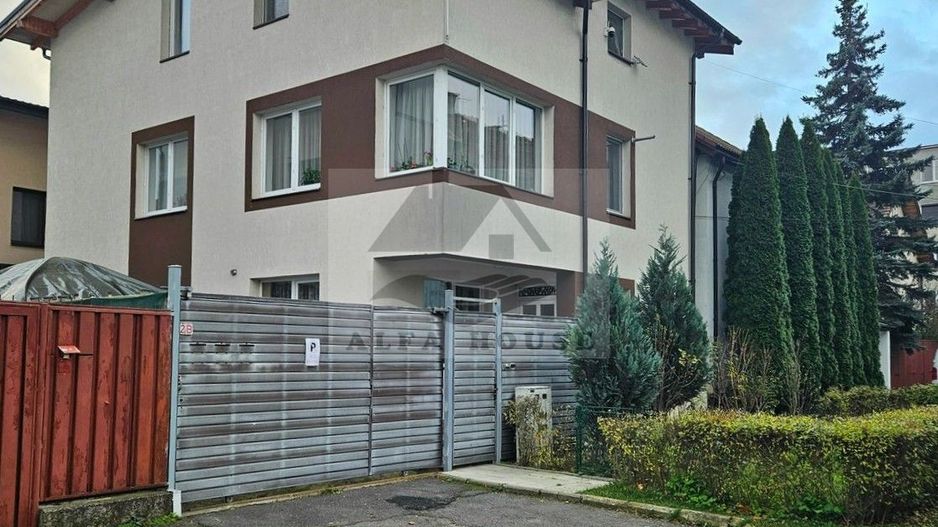 Oportunitate - Apartament cu trei camere in vila, zona Tractorul 70 mp - Poză 1