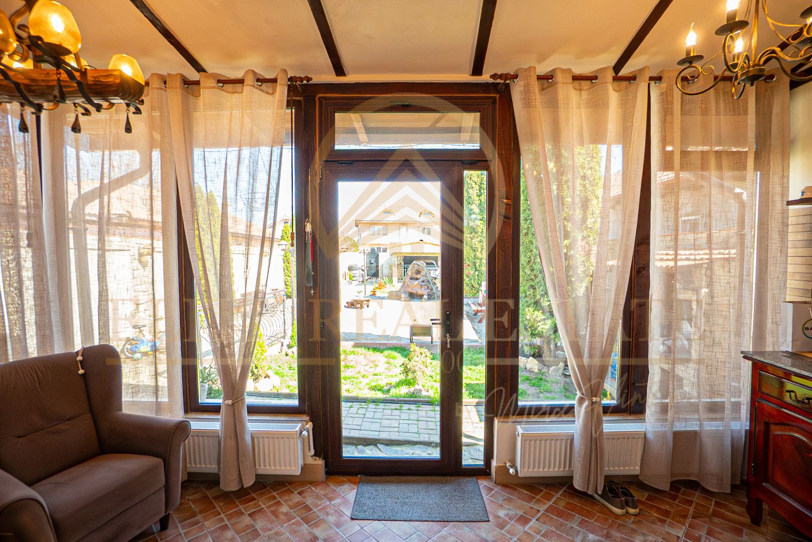 Casa De Vanzare in Palazu Mare - Teren de 455 mp cu Piscina si Garaj - Poză 7