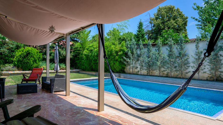 Vilă de arhitectură cu piscină, garaje și teren de 800 mp - Poză 2
