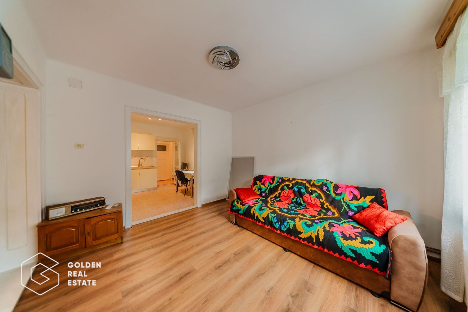 Vila superba, P+E,  Cuvin, 9 camere, 200 mp si teren 1300 mp plus anexa 3 camere - Poză 10