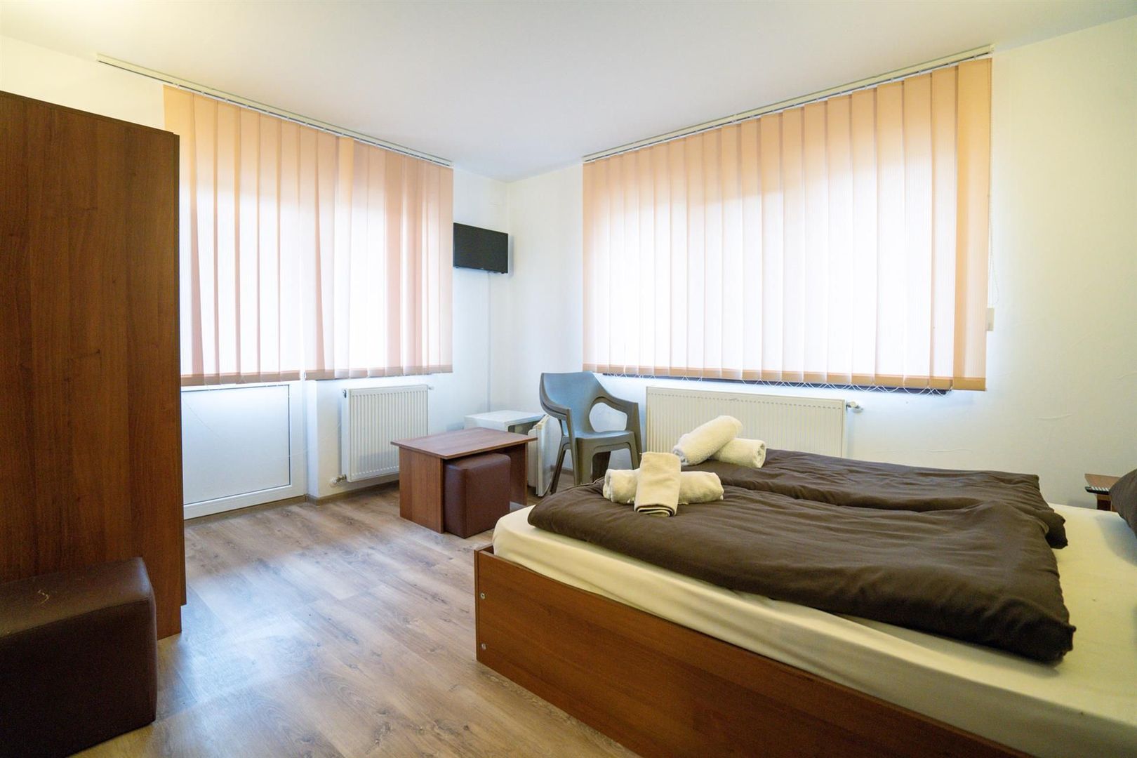 Pensiune cu 12 camere in Baile 1 Mai - Poză 4