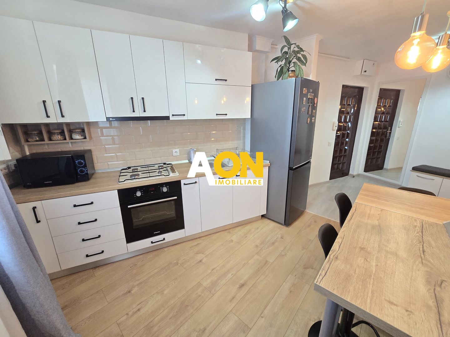 Apartament 2 Camere Decomandat Cetate, Complet Renovat si Mobilat - Poză 1