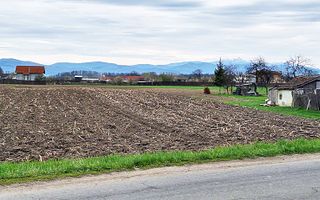 Teren intravilan pentru case in centrul Podu Oltului de 5600mp, 28 euro/mp - Poză 5