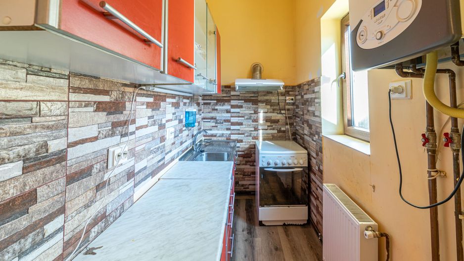 Apartament la casă cu 3 camere zona Pârneava - Poză 6