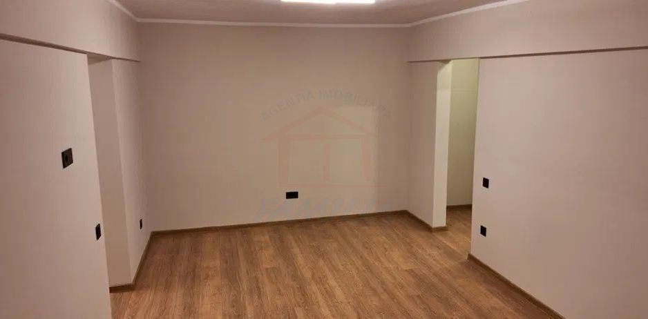 Vanzare apartament 2 camere in Centru, 48 mp, 75.000 EURO - Poză 3